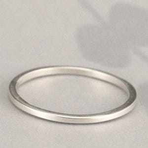 Anillo cuadrado de plata Anillo plano y delgado de plata Banda espaciadora de plata Anillo apilable súper delgado en plata esterlina Banda fina de plata esterlina pulida