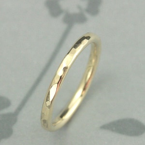 Gold Lava Band gehämmert 2 mm Rundband gehämmert Goldband Gold Ehering handgefertigter Recycling-Gold Ehering