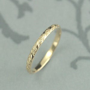Thin Yellow Gold Band Versailles Pattern Band Women&#39;s Yellow Gold Wedding Ring Vintage Style Wedding Band Petite Solid Gold Band Blazer Arts