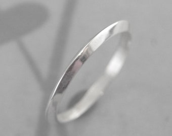 Anillo de plata Saturno, anillo de plata con borde afilado, anillo de boda de plata para mujer, anillo apilable de plata, anillo espaciador moderno con borde afilado.