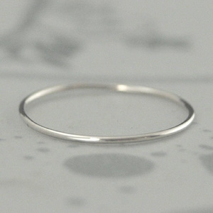 Dünnes Goldband~Goldfaden~Weißgold Ring~Weißgold Band~20 Gauge voll rund~Tiny Gold Band~Dünner Goldring~Winziger Spacer Ring