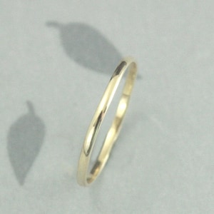 Aliança de ouro fina ~ Anel de ouro 10K ~ Aliança de casamento de 1,5 mm ~ Minnie fina ~ Aliança meia-redonda ~ Anel fino ~ Anel espaçador ~ Anel de empilhamento ~ Anel fino de ouro