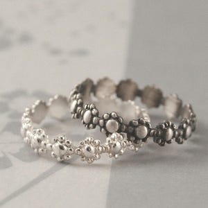 Flower Ring Forget Me Not Daisy Chain Ring Silver Flower Band Stackable Floral Ring Silver Anniversary Ring Promise Ring Cute Flower Ring