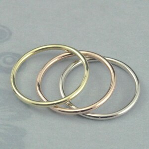 Anillo grueso enrollable redondo de 1,5 mm de diámetro, banda redonda completa, anillo de oro macizo de 14 quilates, hecho a mano, banda de calibre 14, anillo espaciador de oro, banda de ajuste cómodo. imagen 4