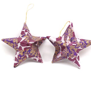 Par de estrellas de papel maché: decoración en morado, dorado y blanco con sellador de purpurina