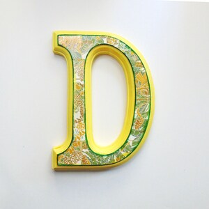 Gelber Buchstabe D fürs Kinderzimmer | Handgefertigter Alphabet Buchstabe mit Jugendstil Blumen