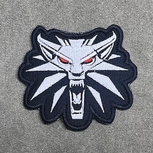 Naszywka inspirowana Szkołą Wilka Wiedźmina - 10 x 9 cm / 3,9 x 3,5 cala, haftowany emblemat, do naprasowania lub zapinania na rzep, prezent dla gracza