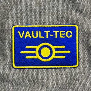 Op Vault Tech Fallout geïnspireerde patch - 9 x 6 cm / 3,5 x 2,4 inch geborduurde factiebadge, opstrijkbaar of klittenband, cadeau voor gamer