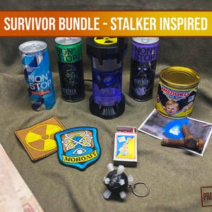 Pode incluir: Coleção "Survivor Bundle - Stalker Inspired" com latas de energético, luz azul, patches, lata de leite, fósforos e chaveiro. Os textos "NON STOP" e "MOHOAIT" são visíveis.
