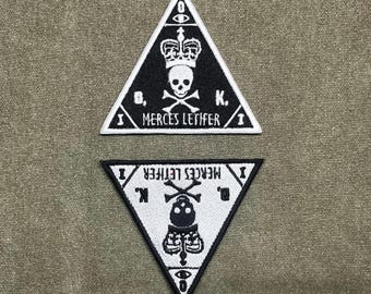 Parche ICA “Mercis Letifer” inspirado en Hitman - 9,5 x 9 cm / 3,7 x 3,5 pulgadas. Emblema táctico bordado, termoadhesivo o con velcro. Regalo ideal para gamers.
