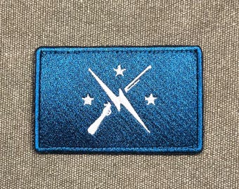 Op Fallout geïnspireerde patch op Minutemen: 8,5 x 5,5 cm / 3,3 x 2,2 inch geborduurde factiebadge, opstrijkbaar of klittenband, cadeau voor gamer