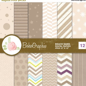 Op de afbeelding: Set van 12 digitale papieren met verschillende patronen in beige, bruin, wit en roze. De patronen omvatten stippen, strepen, sterren, chevron en sneeuwvlokken. De papieren zijn 30,5 cm bij 30,5 cm en perfect voor scrapbooking, kaartmaken en andere knutselprojecten.