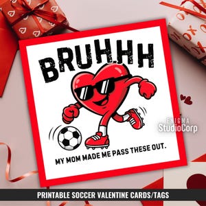 以下が含まれることがあります： サングラスとサッカーのスパイクを履いた漫画のハートがサッカーボールを蹴っている、赤と白の印刷可能なバレンタインデーカード。「BRUHHH」と「MY MOM MADE ME PASS THESE OUT」と書かれています。