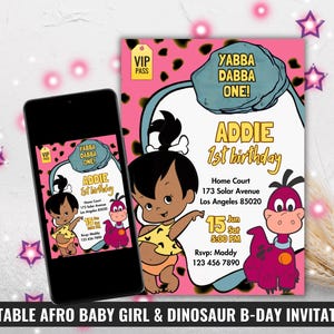 Verjaardagsuitnodiging Afro-babymeisje en dino, VIP-pas roze steentijdthema, African American Pebbles verjaardagsuitnodiging, Yabba Dabba One Party
