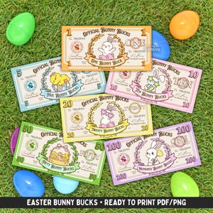 Puede incluir: Una colección de coloridos "Easter Bunny Bucks" en denominaciones de 1, 5, 10, 20, 50 y 100, con ilustraciones de conejitos de dibujos animados. Los billetes están dispuestos sobre hierba verde con huevos de Pascua de plástico. El texto en los billetes dice "Official Bunny Bucks".
