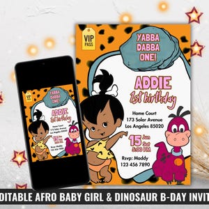 Invitación de cumpleaños de niña afroamericana y dinosaurio, pase VIP con temática de la Edad de Piedra Naranja, invitación de cumpleaños de Pebbles afroamericana, Yabba Dabba One Party