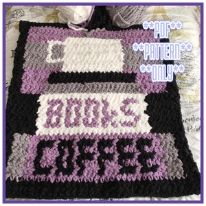 Pode incluir: Uma manta de crochê com as palavras "Books & Coffee" em fio roxo e branco sobre um fundo preto. A manta é feita com um fio grosso e tem um visual texturizado. A manta é um padrão PDF apenas.