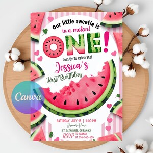 Puede incluir: Una invitación de cumpleaños con temática de sandía con el texto "Our little sweetie is in a melon! ONE!" y "Jessica's First Birthday." El diseño incluye rodajas de sandía, corazones rosas y detalles del evento.