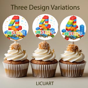 Può includere: Tre cupcakes con glassa bianca, ognuno sormontato da un picchetto decorativo. I picchetti presentano un numero 4 colorato fatto di blocchi giocattolo, il testo "JUSTIN'S Birthday Party" e le parole "Three Design Variations".