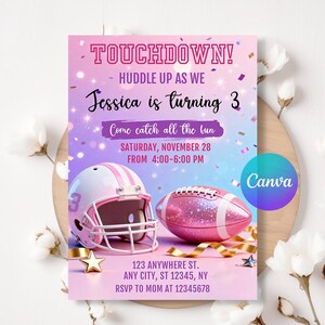 Könnte beinhalten: Eine pink-violette Geburtstagseinladung mit Football-Motiv. Sie zeigt einen pinken Footballhelm und einen pinken Football mit Glitzer. Der Text lautet "TOUCHDOWN!" und "Jessica wird 3".