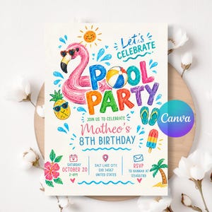 Puede incluir: Una tarjeta de invitación para una fiesta en la piscina con un flamenco rosa inflable, una pelota de playa, una piña con gafas de sol, chanclas y un helado. El texto dice Let's Celebrate Pool Party, Matheo's 8th Birthday, 20 de octubre y RSVP.