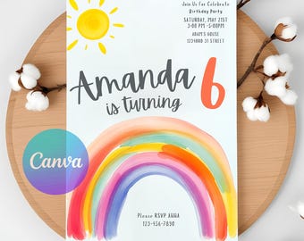 Può includere: Un invito di compleanno blu e bianco con un arcobaleno, un sole e il testo "Amanda compie 6 anni". L'invito include la data, l'ora e il luogo della festa, nonché un numero di telefono per RSVP.