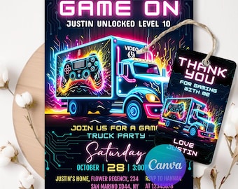 Può includere: Un invito e un biglietto di ringraziamento in stile neon per una festa di camion di videogiochi. L'invito presenta un camion con un design di controller di gioco e il testo "Game On". Il biglietto dice "Grazie per aver giocato con me".