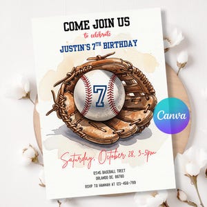 以下が含まれることがあります： 野球をテーマにした誕生日招待状。デザインは野球ボールとミットが特徴で、ボールには数字の7が描かれています。「Come Join Us」と「Justin's 7th Birthday」の文字が含まれています。招待状には日付、時間、場所も記載されています。