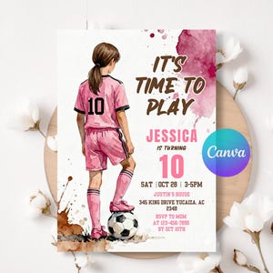 Könnte beinhalten: Rosa Fußball-Geburtstagseinladung mit einem Mädchen in rosa Uniform mit der Nummer 10. Die Einladung enthält den Text "It's Time to Play" und Veranstaltungsdetails, einschließlich Name, Datum, Uhrzeit und Ort.