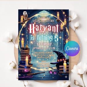 Può includere: Un invito di compleanno a tema fantasy con il testo "Haryant compie 5 anni". Il design include un cappello da mago, candele, libri, un gufo e le parole "Calling All Wizard and Witches". L'invito ha uno sfondo scuro e magico.