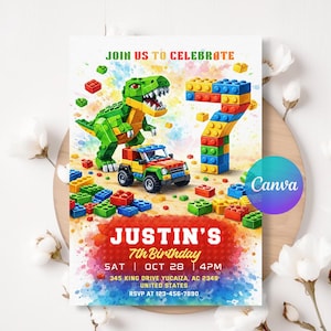 Può includere: Un invito di compleanno colorato con un dinosauro verde, un'auto giocattolo e il numero sette, tutti costruiti con mattoncini. L'invito include il testo "JOIN US TO CELEBRATE" e i dettagli per il 7° compleanno di Justin.