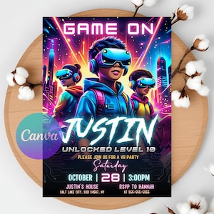 Puede incluir: Una vibrante invitación a una fiesta de realidad virtual, con tres figuras usando auriculares de realidad virtual contra un fondo de paisaje urbano futurista. El texto "GAME ON" y "JUSTIN" se muestran, junto con los detalles de la fiesta.
