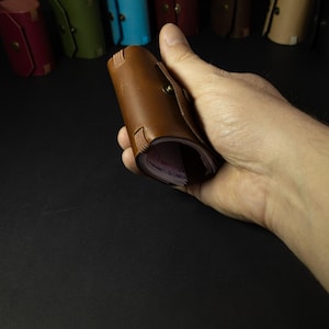 Cartera de cuero artesanal con cierre magnético de neodimio y banda elástica. Delgada y segura.