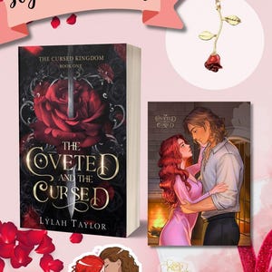 Puede incluir: Imagen promocional con un libro titulado "The Coveted and the Cursed" con un diseño de rosa, un collar con colgante de rosa y una pegatina. El texto "signed + swag" se muestra en la parte superior. La portada del libro presenta una gran rosa roja y una espada.