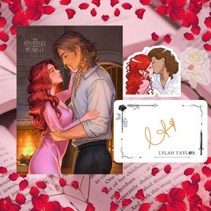 Puede incluir: Ilustración de "The Coveted and the Cursed" con una pareja abrazándose, una pegatina y una tarjeta firmada. La obra de arte muestra a una mujer con un vestido rosa y a un hombre con una camisa blanca. Pétalos de rosas rojas rodean los elementos.
