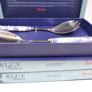 May include: A set of two blue and white Spode Blue Italian salad servers in a blue box. The box has the text "Blue Italian" and "Salad Servers Service a Salade" printed on it.