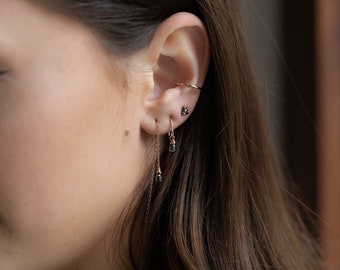 Semplici orecchini pendenti con diamanti