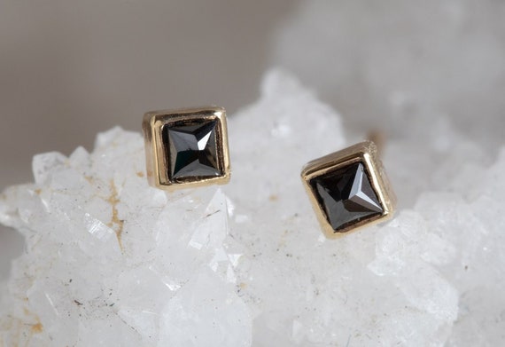 black spike stud earrings