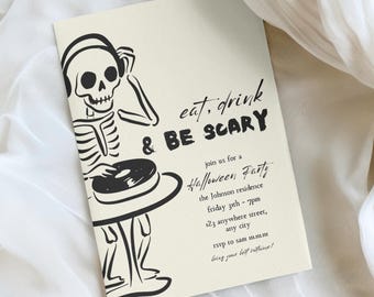 Puede incluir: Invitación a una fiesta de Halloween de color crema con una ilustración de un DJ esqueleto. El texto negro dice "eat, drink & BE SCARY" e incluye los detalles de la fiesta. El esqueleto lleva auriculares y tiene un tocadiscos.