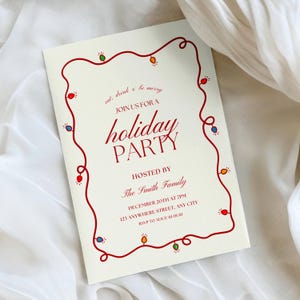 Puede incluir: Invitación a una fiesta navideña de color crema con texto rojo y un borde decorativo de luces de cadena. La invitación dice "Únase a nosotros para una fiesta navideña" e incluye detalles del evento e información de RSVP.