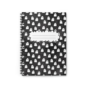 Puede incluir: Cuaderno espiral negro y blanco con un patrón de fantasmas y una nube blanca en blanco para escribir un nombre.