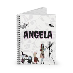 Puede incluir: Una libreta espiral blanca con un patrón en blanco y negro de Jack Skellington y Sally de Pesadilla Antes de Navidad. El nombre "ANGELA" está escrito en letras negras con un contorno rosa.