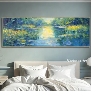 Könnte beinhalten: Ein horizontales abstraktes Landschaftsgemälde in einem Blau- und Grünton. Das Gemälde zeigt einen Fluss mit Bäumen und Blattwerk auf beiden Seiten. Das Wasser ist hellblau mit einem Hauch von Gelb und Weiß. Die Bäume sind dunkelgrün mit einem Hauch von Gelb. Das Gemälde ist in einem goldenen Rahmen gerahmt.