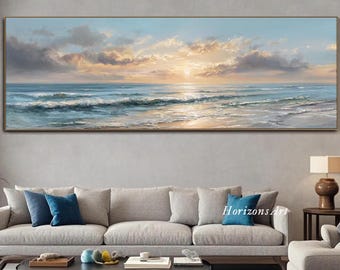 以下が含まれることがあります： 長方形の油絵で、穏やかな海の風景が描かれています。このアートワークは、雲を突き抜ける金色の輝きを持つ夕日を示しています。波は青と白の混合で、絵は金の縁で額装されています。「Horizons Art」という文字が見えます。