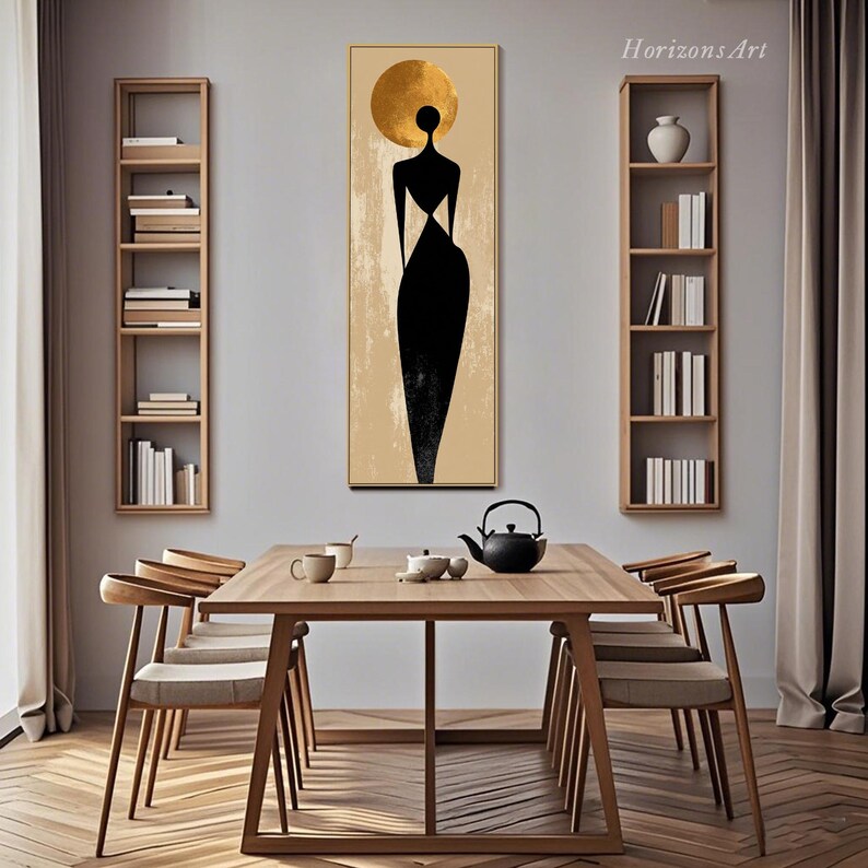 Puede incluir: Una impresi&oacute;n art&iacute;stica abstracta que presenta una figura negra con un halo dorado sobre un fondo beige, enmarcada en dorado. La obra de arte cuelga sobre una mesa de comedor de madera con sillas, una tetera y tazas. El texto "Horizons Art" es visible en la esquina superior derecha.