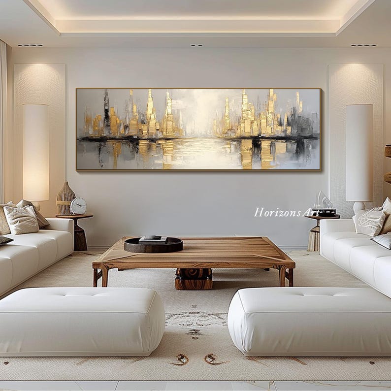 Puede incluir: Pintura abstracta de un paisaje urbano con tonos dorados y grises. La pintura representa un horizonte urbano reflejado en una masa de agua. La pintura se exhibe en una pared en un sal&oacute;n.