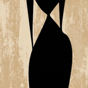 Puede incluir: Impresi&oacute;n art&iacute;stica abstracta que presenta una figura estilizada en negro sobre un fondo beige texturizado. La figura tiene una gran cabeza dorada y un largo vestido negro fluido. La obra evoca elegancia y simplicidad.