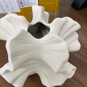 Coastal Seashell Inspired Vase,Beachy Ocean-Themed Ceramic Flower Holder,Nautical Home Decor Accent for Breezy Summer Vibe & Sea-Lover Space