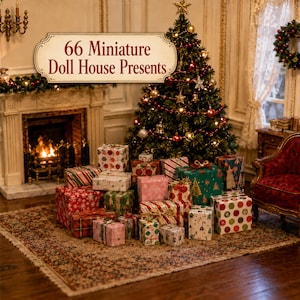 Puede incluir: Una colección de 66 regalos en miniatura para casa de muñecas envueltos en varios papeles con motivos festivos, incluyendo diseños en rojo, verde y blanco con lazos y cintas, dispuestos sobre una alfombra frente a un árbol de Navidad y chimenea.