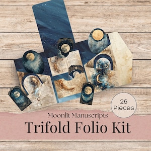 Könnte beinhalten: Ein 26-teiliges Trifold-Folio-Set mit dem Titel Moonlit Manuscripts, bestehend aus dunkelblauen und cremefarbenen Papierelementen mit Mond-, Stern- und Himmelsillustrationen, Vintage-Schriftzügen sowie verschiedenen Anhängern und Taschen.